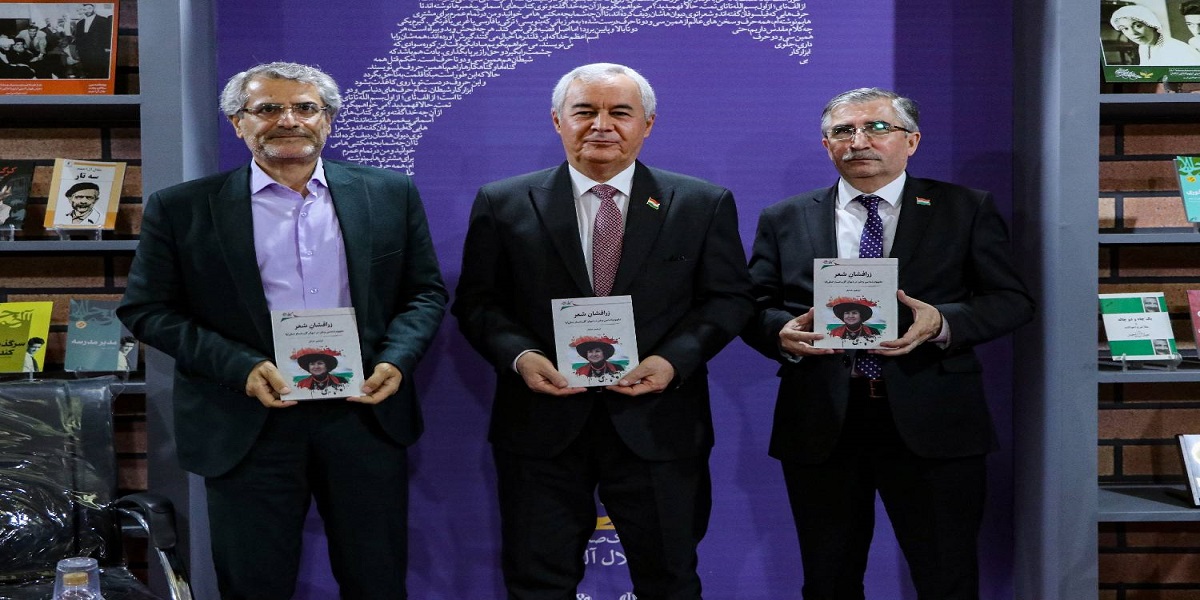 رونمایی از کتاب «زرافشان شعر» نوشته دکتر ابراهیم خدایار در نمایشگاه بین المللی کتاب  