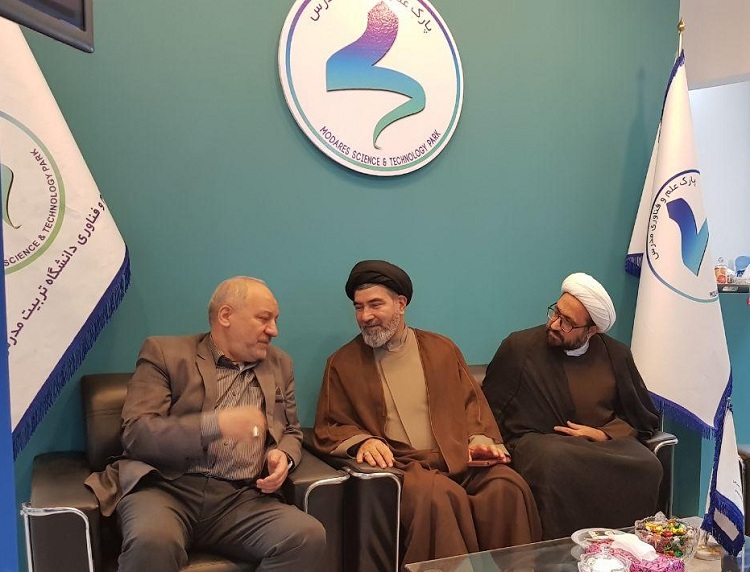 بازدید دکتر ساداتی نژاد از غرفه پارک علم و فناوری دانشگاه تربیت مدرس